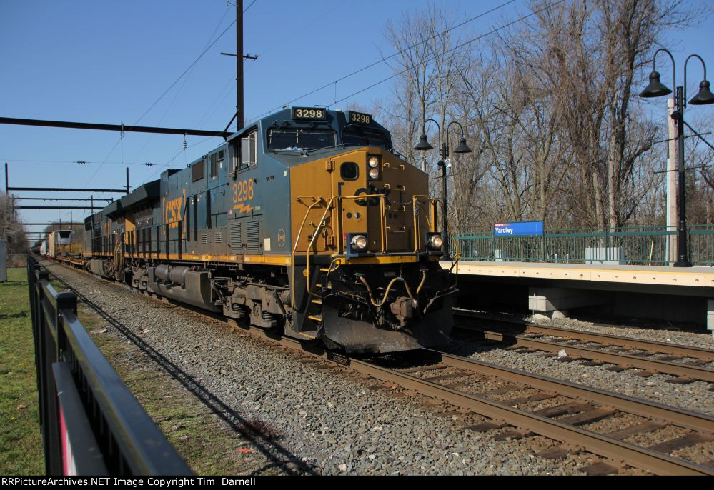 CSX 3298 leads M422